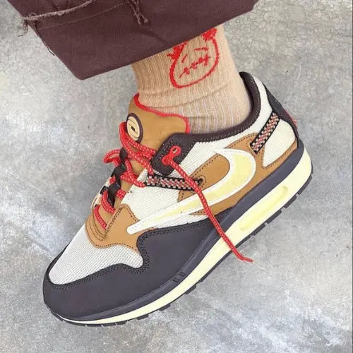 La Nike Air Max 1 Travis Scott Cactus Jack Baroque Brown portée avec une chaussette Cactus Jack.