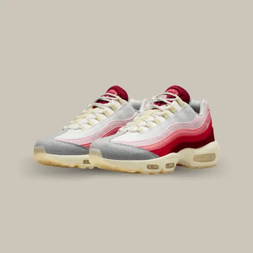 La Nike Air Max 95 Anatomy of Air rend hommage au design emblématique inspiré de l'anatomie humaine, avec des tons dégradés allant du rouge au rose, évoquant les couches de muscles et de tendons. Fidèle à l'ADN de la Air Max 95, cette édition spéciale combine une tige en mesh respirant et en cuir synthétique pour un look à la fois rétro et moderne, tout en offrant un confort supérieur grâce aux unités d’air visibles.