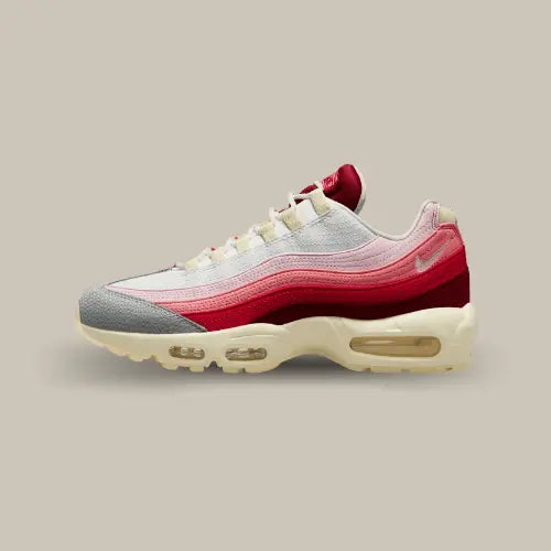 La Nike Air Max 95 Anatomy of Air vude côté avec sa base en mesh et ses bandes superposées allant du blanc au bordeaux en passant par le rose.