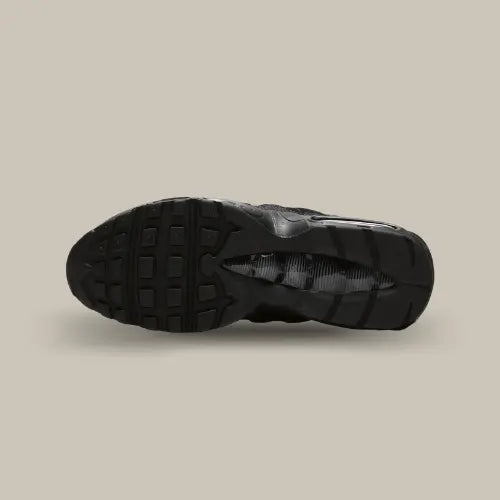 La semelle de la Nike Air Max 95 Essential Black entièrement noir avec son système Air max.