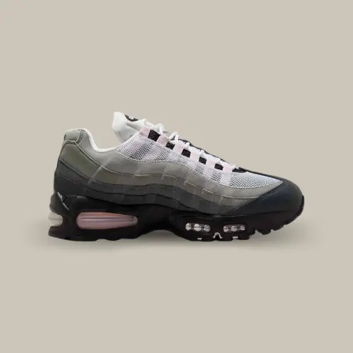 La Nike Air Max 95 OG Big Bubble Pink Foam vue de côté avec sa base allant du gris clair au gris foncé avec son système Air comportant des bulles de couleur rose.