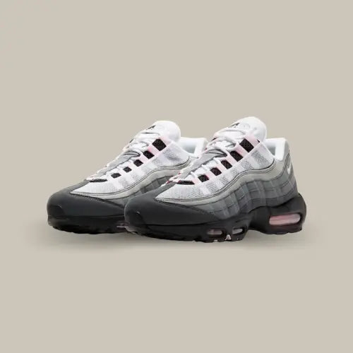 La Nike Air Max 95 OG Big Bubble Pink Foam est la touche parfaite de douceur urbaine pour vos tenues streetwear ! Avec son dégradé de gris emblématique et ses touches de rose pâle, cette paire vous offre un look subtil mais tendance. L’amorti légendaire de la technologie Air Max assure un confort optimal à chaque pas, tandis que le design rétro emblématique rappelle les origines mythiques de la gamme.