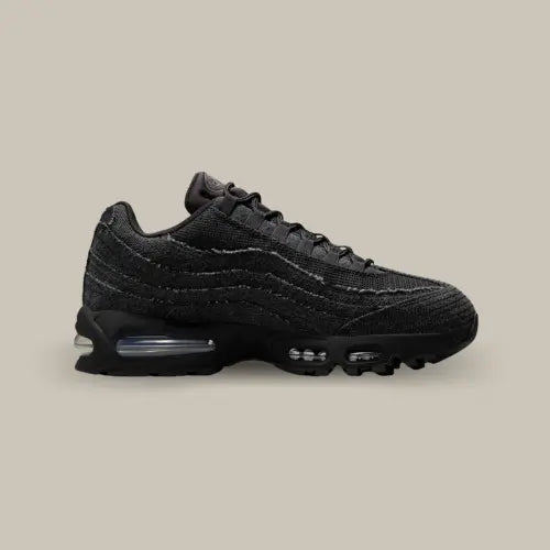 La Nike Air Max 95 OG Levi's Black vue de côté avec sa base en denim noir sous forme de vague et le système Air Max composé de bulles dans la semelle.