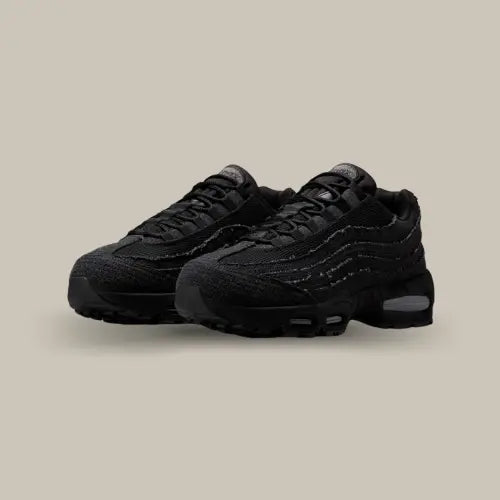Prépare-toi à faire tourner les têtes avec la Nike Air Max 95 OG Levi's Black ! Cette collab tant attendue entre Nike, Levi's et le légendaire modèle Air Max 95 mélange l’héritage streetwear au denim brut noir iconique Levi's pour un look résolument urbain. Son upper en denim texturé, ses bulles d’air visibles et ses détails Levi's subtils (checke la semelle extérieure, c’est un bijou) font de cette paire un must-have absolu pour ceux en quête d’exclusivité et de style affirmé.