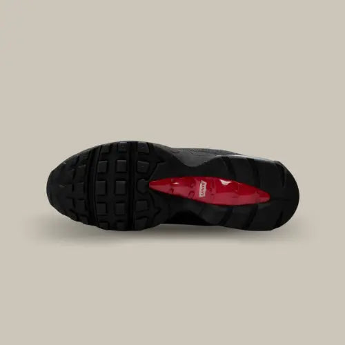 La semelle de la Nike Air Max 95 OG Levi's Black de couleur noir avec le système Air Max rouge comportant le logo Levi's au centre de la semelle.