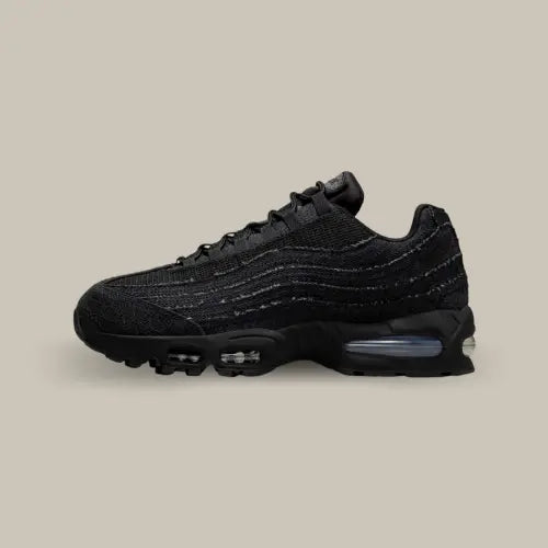 La Nike Air Max 95 OG Levi's Black vue de côté avec sa base en denim noir sous forme de vague et le système Air Max composé de bulles dans la semelle.