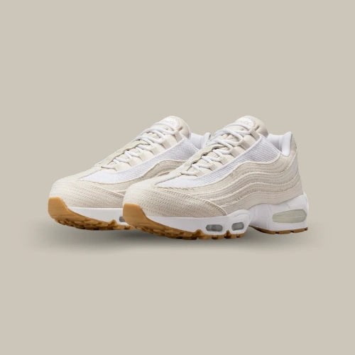 La Nike Air Max 95 OG Levi's Light Orewood Brown vue de trois quart. Disponible sur Offsneakz.