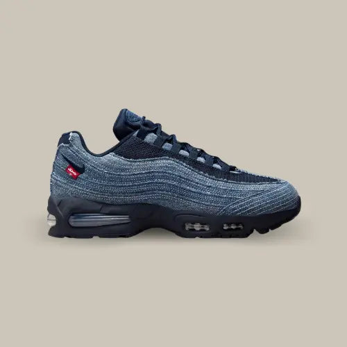 La Nike Air Max 95 OG Levi's Obsidian vue de côté avec sa base en denim blue jean sous forme de vague et le système Air Max composé de bulles dans la semelle.
