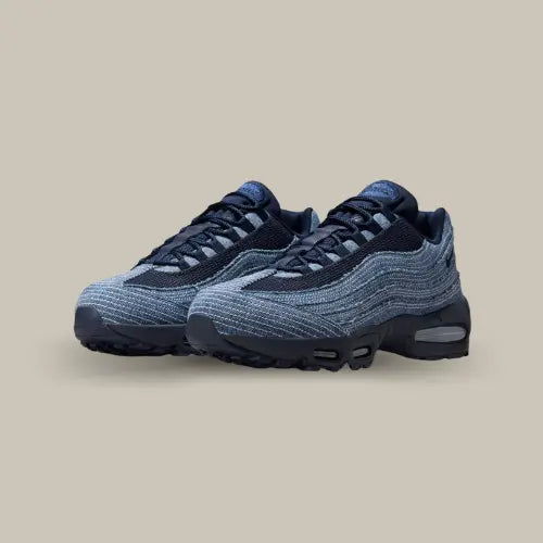 Plonge dans l’essence du streetwear avec la Nike Air Max 95 OG Levi's Obsidian, la fusion parfaite entre Nike et Levi's sur l’emblématique Air Max 95. Cette silhouette culte des années 90 se réinvente en denim indigo brut, clin d’œil direct au mythique jean Levi's, avec ses vagues emblématiques, son patch rouge Levi's cousu au talon, et ses bulles d’air apparentes qui garantissent confort et style.