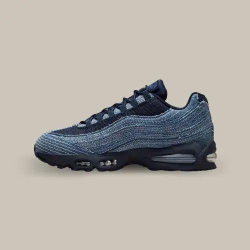 La Nike Air Max 95 OG Levi's Obsidian vue de côté avec sa base en denim blue jean sous forme de vague et le système Air Max composé de bulles dans la semelle.