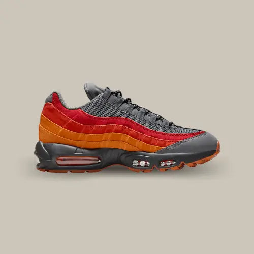 La Nike Air Max 95 Premium Atlanta vue de côté avec sa base grise et ses nuances de couleur allant du rouge au orange.