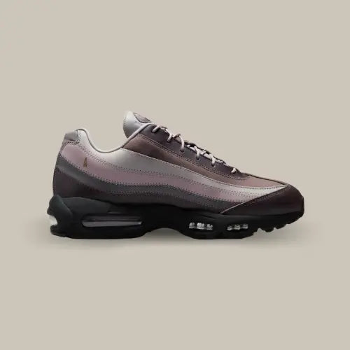 Profil latéral intérieur Nike Air Max 95 SP A Ma Maniére While You Were Sleeping dégradé sombre. Disponible sur Offsneakz.