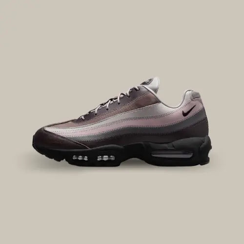 Profil latéral extérieur Nike Air Max 95 SP A Ma Maniére While You Were Sleeping édition limitée. Disponible sur Offsneakz.