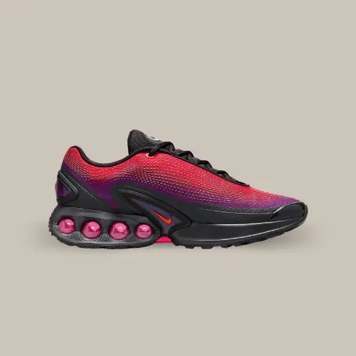 La Nike Air Max DN All Day vue de côté avec sa base en mesh possédant un dégradé allant du rouge au violet, son mini swoosh rouge au niveau de la semelle et le nouveau système Air Sole avec quatre pods possédant la nouvelle technologie de Nike, le Dynamic Air.