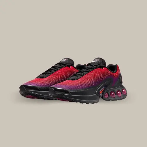 La Nike Air Max DN All Day possède une base en mesh avec un superbe dégradé de couleurs allant du rouge au violet. On retrouve un mini swoosh rouge sur la semelle et des détails en TPU et en cuir noir. Passons maintenant à la nouveauté de cette magnifique Air max, la nouveau système Air Sole composé de quatre pods équipés de la nouvelle technologie conçue par Nike, le Dynamic Air.
