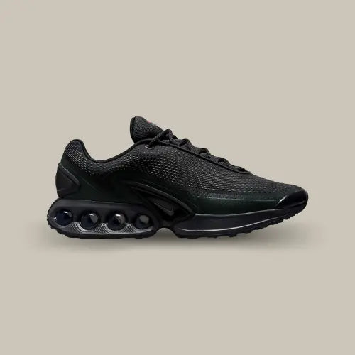 La Nike Air Max DN Black Dark Smoke Grey de coté avec sa base en mesh noir et ses 4 pods Air Sole contenant le nouveau système Nike , le Dynamic Air.