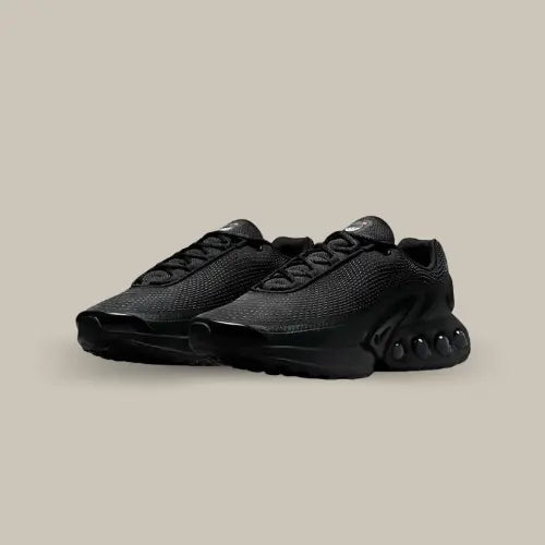 Avec une base en mesh noir accompagnée de surpiqures ton sur ton pour un look total full black. On retrouve un mini swoosh noir sur la semelle et le gros changement, l'unité Air Sole caractérisé en quatre pods équipés de la nouvelle technologie imaginée par Nike, le Dynamic Air.