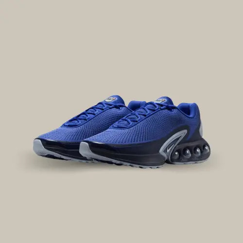 Cette Nike Air Max DN Hyper Blue possède une base en mesh bleu avec des surpiqures ton sur ton. On trouve des détails bleu marine au dessus de la semelle qui comporte le nouveau système Dynamic Air avec ses quatre pods.