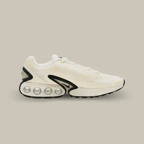 La Nike Air Max DN Sail Black vue de côté avec sa base en mesh blanc cassé, son mini swoosh noir au niveau de la semelle et le nouveau système Air Sole avec quatre pods possédant la nouvelle technologie de Nike, le Dynamic Air.
