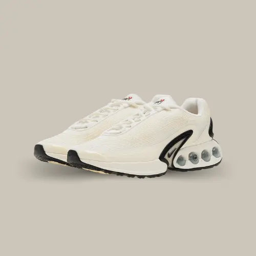 La Nike Air Max DN Sail Black possède une base en mesh blanc casséavec des surpiqûres accordées au reste de la paire. On retrouve une semelle en cuir et TPU avec un mini Swoosh noir. La grande nouveauté est la refonte de l'unité<strong> Air Sole</strong> qui est maintenant composé de quatre pods équipés de la nouvelle technologie conçue par Nike, le Dynamic Air.