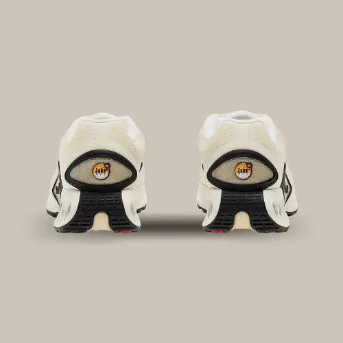 Le dos de la Nike Air Max DN Sail Black avec une semelle recourbée et le logo DN