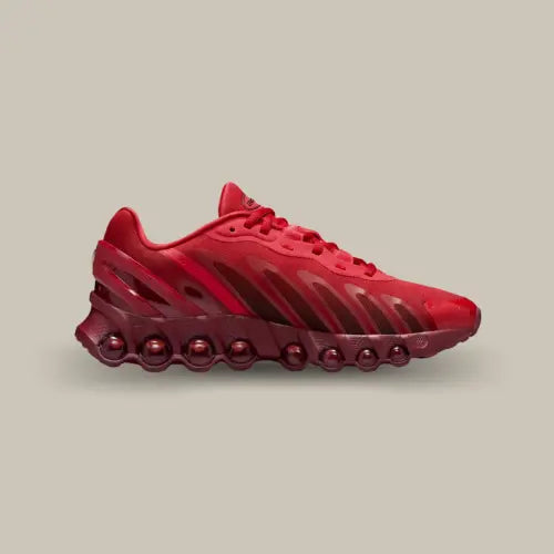 La Nike Air Max Dn8 University Red vue de côté avec sa base totalement rouge et son nouveau système Air comportant 8 capsules d'air.