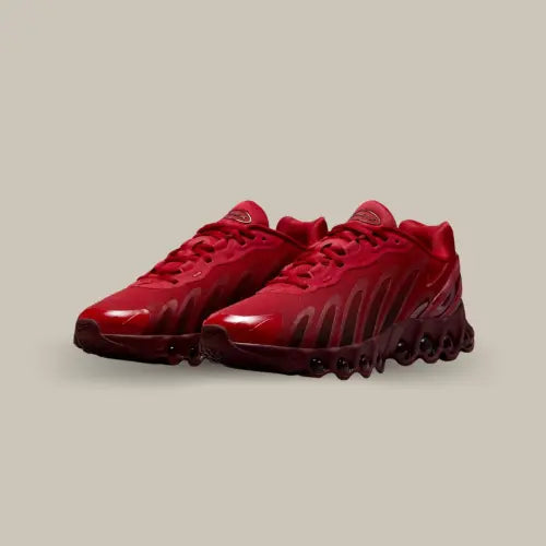 Adoptez une allure audacieuse avec la Nike Air Max Dn8 University Red, une sneaker futuriste à l’amorti ultra-performant et au design rouge vibrant qui ne passe pas inaperçu. Pensée pour allier confort et style, cette nouvelle silhouette repousse les codes de la Air Max avec une structure aérodynamique et une semelle à capsules Air ultra réactive. Son upper en mesh respirant et ses détails thermocollés assurent un maintien optimal, parfait pour vos journées les plus dynamiques.