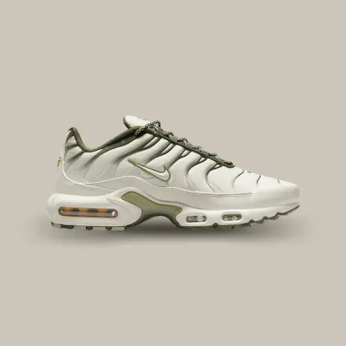 La Nike Air Max Plus Light Bone vue de côté avec son coloris blanc cassé et ses ondulations vert kaki.