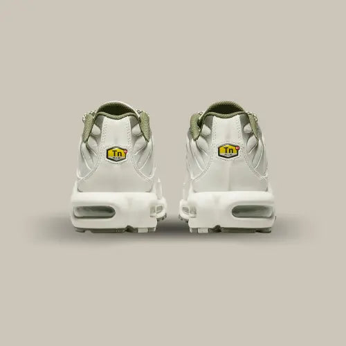 L'arrière de la Nike Air Max Plus Light Bone avec son coloris blanc cassé et son logo Tn de couleur jaune.