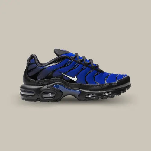 La Nike Air Max Plus Premium Black Racer Blue vue de côté avec son coloris bleu foncé et ses bulles d'air visible transparente.