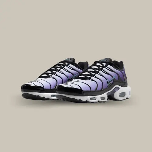 La Nike Air Max Plus Reverse Grape possède une tige en mesh avec un dégradé allant du blanc vers le violet accompagné d'empiècements en TPU noir assortis au mudguard en cuir verni. On retrouve la semelle blanche avec l'unité Air Sole composé de bulles laissant apparaitre une teinte bleutée.