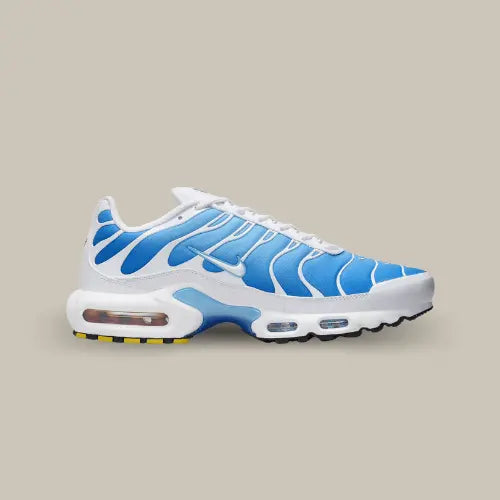 La Nike Air Max Plus Sky Blue de côté avec sa base en mesh bleu ciel et ses empiècements en TPU blanc.