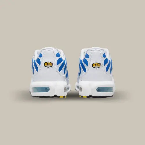 L'arrière de la Nike Air Max Plus Sky Blue avec son empiècement en cuir blanc comportant le logo Tn.