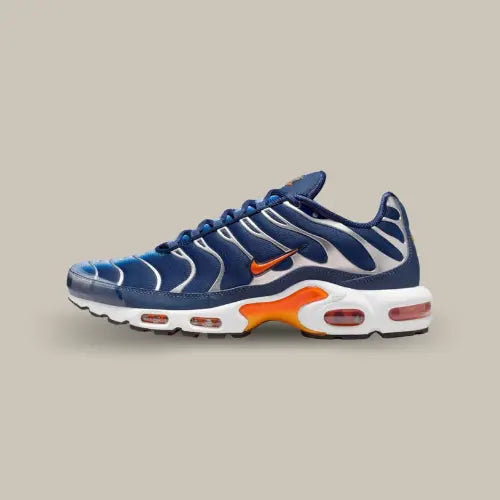 Nike Air Max Plus Syracuse Midnight Navy Safety Orange vue latérale extérieur – Offsneakz