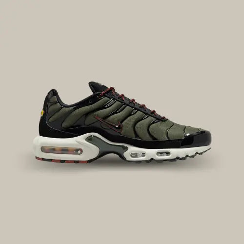 La Nike Air Max Plus TN Cargo Khaki Phantom vue de côté avec sa base en mesh kaki et ses empiècements en TPU noir.