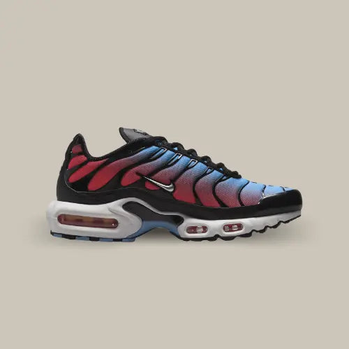 La Nike Air Max Plus TN University Blue Light Crimson vue de côté avec son dégradé de couleur allant du bleu au rouge et ses éléments en TPU noir.