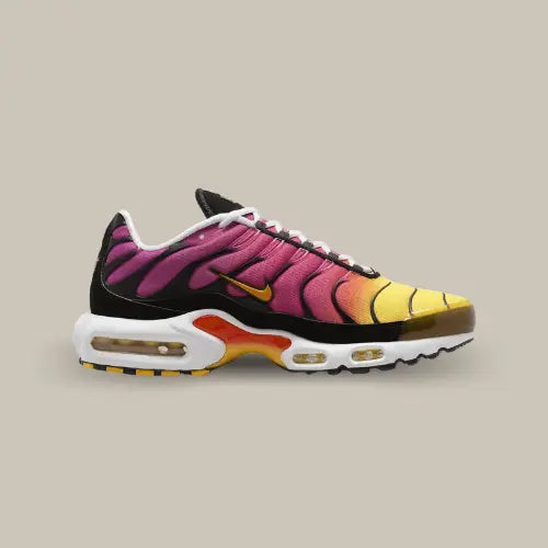 La Nike Air Max Plus Yellow Pink Gradient de coté avec son défradé allant du jaune au rose, son mini swoosh orange et ses bulles d'air visible jaune.