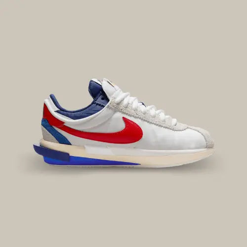 La Nike Cortez 4.0 Sacai White University Red Blue vue de côté avec nylon blanc et son swoosh rouge doublé par un swoosh gris.
