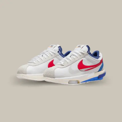 La Nike Cortez 4.0 Sacai White University Red Blue possède une base en nylon blanc avec des empiècements en daim gris et bleu. On retrouve un swoosh en cuir rouge qui est doublé par un second swoosh gris et une double semelle de couleur bleu qui est la touche de Sacai. La semelle est dotée de la technologie Zoom Air, déjà aperçue sur la Air Zoom Tempo NEXT% Off-White.