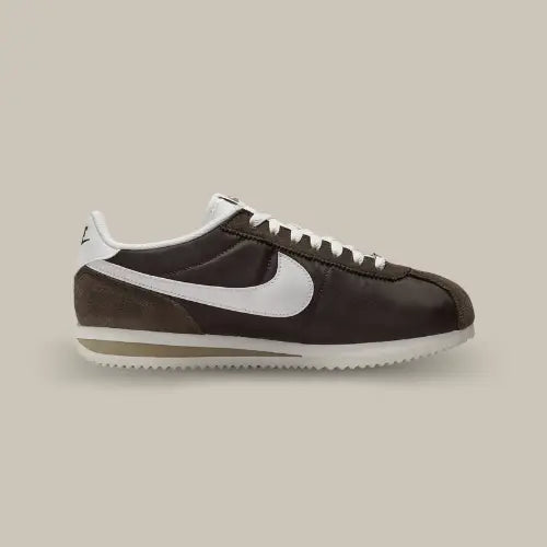 La Nike Cortez Baroque Brown vue de côté avec sa base en cuir et en daim marron et son swoosh blanc accordé au heel tab et à la semelle intermédiaire.