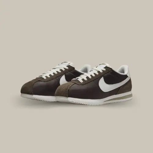 La Nike Cortez Baroque Brown revisite le classique de chez Nike. Cette version propose un mariage élégant de tons marron avec des touches de blanc contrastant sur le Swoosh et la semelle, offrant une allure raffinée et tendance. Conçue pour allier confort et style, cette sneaker iconique dispose d'une tige en cuir et en daim, renforcée au talon pour une meilleure durabilité et un maintien optimal. La semelle intermédiaire en EVA assure un amorti léger, idéal pour le quotidien.