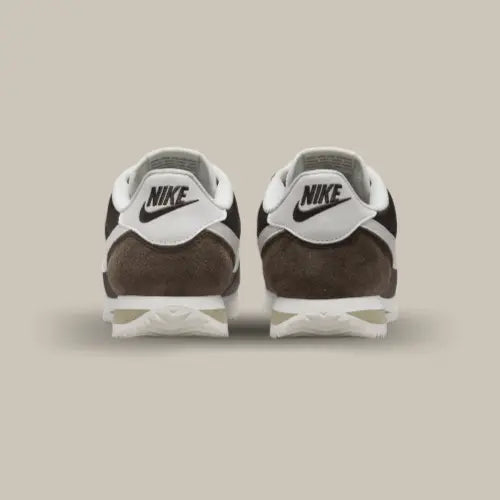 L'arrière de la Nike Cortez Baroque Brown avec son heel tab et le logo Nike marron.