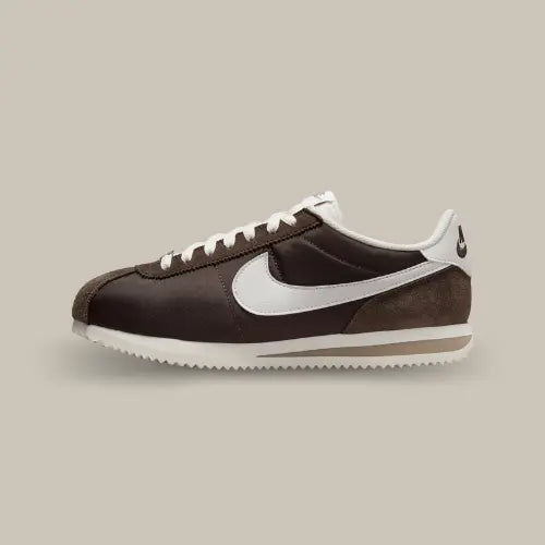 La Nike Cortez Baroque Brown vue de côté avec sa base en cuir et en daim marron et son swoosh blanc accordé au heel tab et à la semelle intermédiaire.