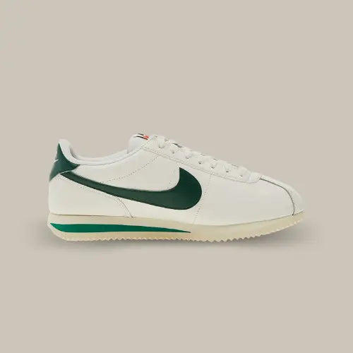 LA Nike Cortez Sail Gorge Green vue de côté avec son cuir blanc et son swoosh en cuir vert.