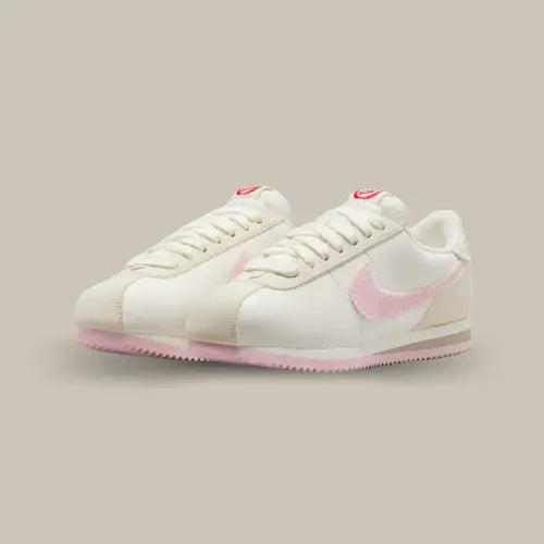 Parfaite pour célébrer l’amour avec style, la Nike Cortez Valentine's Day (2025) revisite l’iconique silhouette rétro avec une touche douce et romantique. Son design en cuir et en suède crème est sublimé par un Swoosh rose pastel aux finitions en zigzag, apportant une dimension unique à cette édition spéciale. Sa semelle intercalaire offre un confort optimal grâce à l’amorti en EVA, tandis que la semelle extérieure en gomme rose assure une adhérence parfaite.