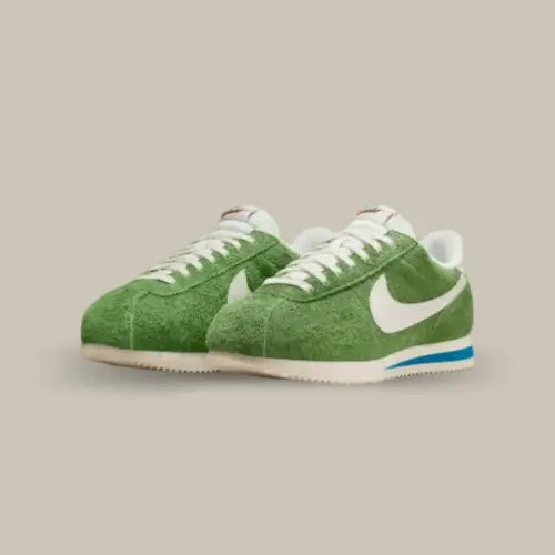 La Nike Cortez Vintage Chlorophyll possède une base en daim texturé vert chlorophylle avec un swoosh bkanc accordé à la languette et au heel tab. On retrouve une touche de bleu sur la midsole et l'écriture du logo sur le talon. La semelle dentelée vient conclure cette paire au charme vintage.