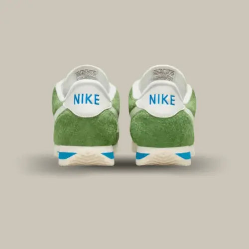 L'arrière de la Nike Cortez Vintage Chlorophyll avec son daim texturé vert et son heel tab blanc, on retrouve le logo nike en bleu.