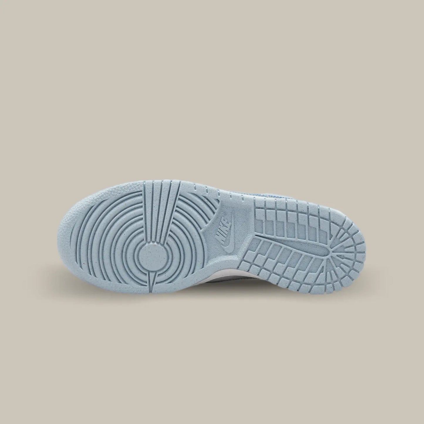 La semelle de la Nike Dunk Low Blue Hologram de couleur bleu clair.