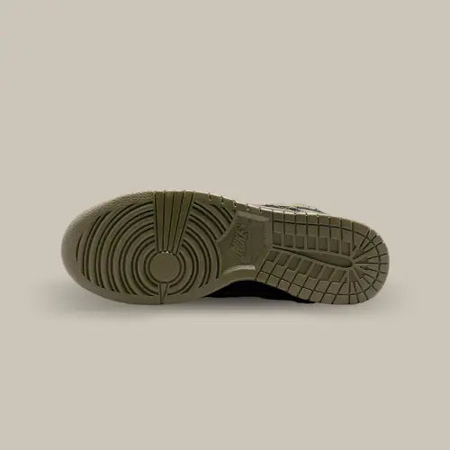 Détails Nike Dunk Low Frankenstein – semelle en caoutchouc vert olive et finitions premium, sneaker disponible sur Offsneakz.