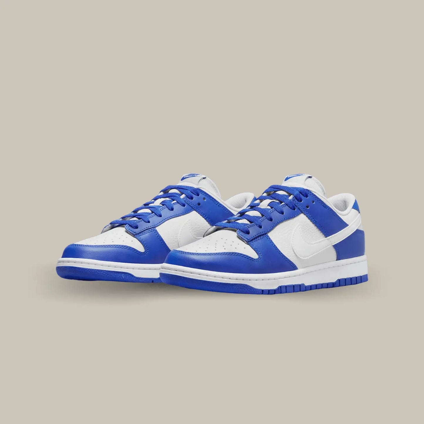 La Nike Dunk Low Kentucky Alternate arbore le coloris de la célèbre fac Kentucky et plus précisemment de la tunique alternate de l’equipe de basket, les Wildcats. On retrouve un cuir grainé blanc aux superpositions de cuir bleu royal.